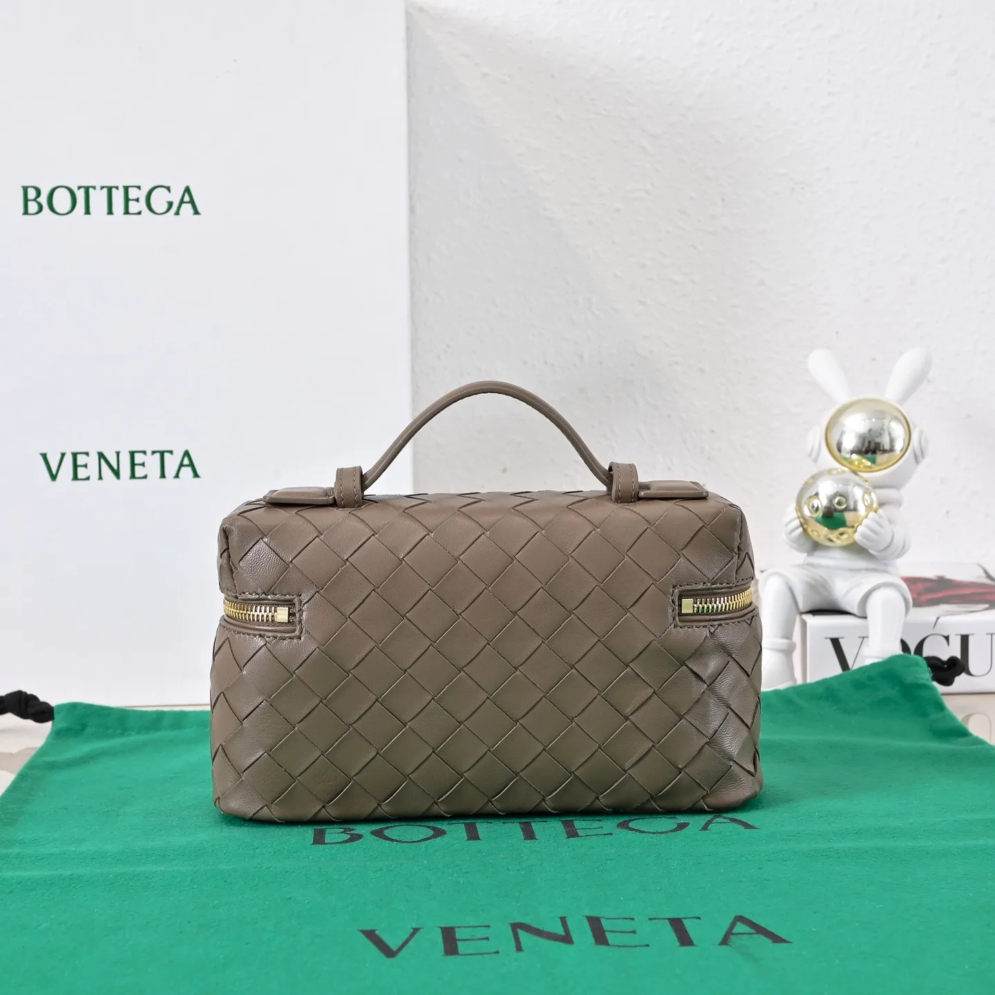 Batch 1360 Bottega Veneta 24 spring and summer woven zipper crossbody bag. A crossbody bag that can be used as a cosmetic bag. The exquisite weaving and compact body are an indispensable accessory for the upcoming summer. The double zipper also better protects the bag. It has a large capacity. If you like it, don’t miss it. Style number: 9109 Size: 22*12.5*5cm